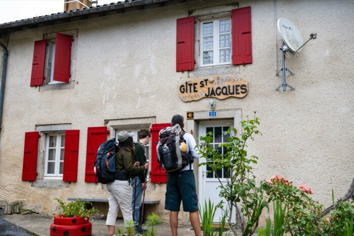 Façade du gite pèlerin de Lasfaillades dans le Tarn à côté du GR653